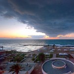 Nuages gris sur la ville de Naharya. נוף השקיעה מול מלון פלזה, נהריה